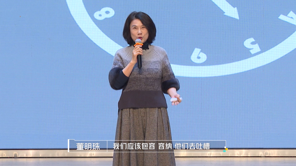 董明珠|小岳岳晒与董明珠合照，自称两人有点相识，身后帅哥超吸睛