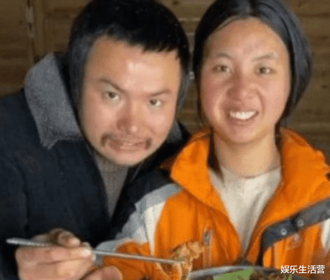 |终于不演了!牛爱芳过上小康生活,麦克风意外曝光,演员也被遣散