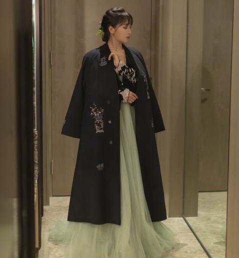 李子柒|李子柒参加微博之夜，站在白宇和李现中间，太矮了显得格格不入？