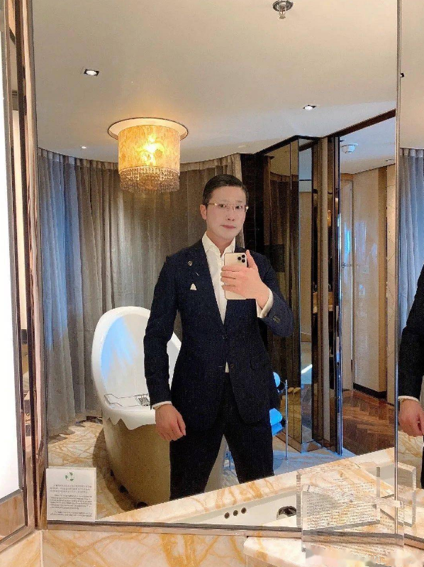 |人类高质量男性徐勤根一年前旧照曝光，看清后：他都经历了什么？