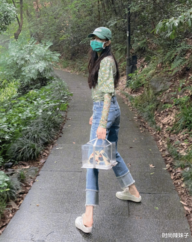 时尚辣妹子|还说新疆女子显老？看迪丽热巴晒出田园照后，才清楚她是“另类”