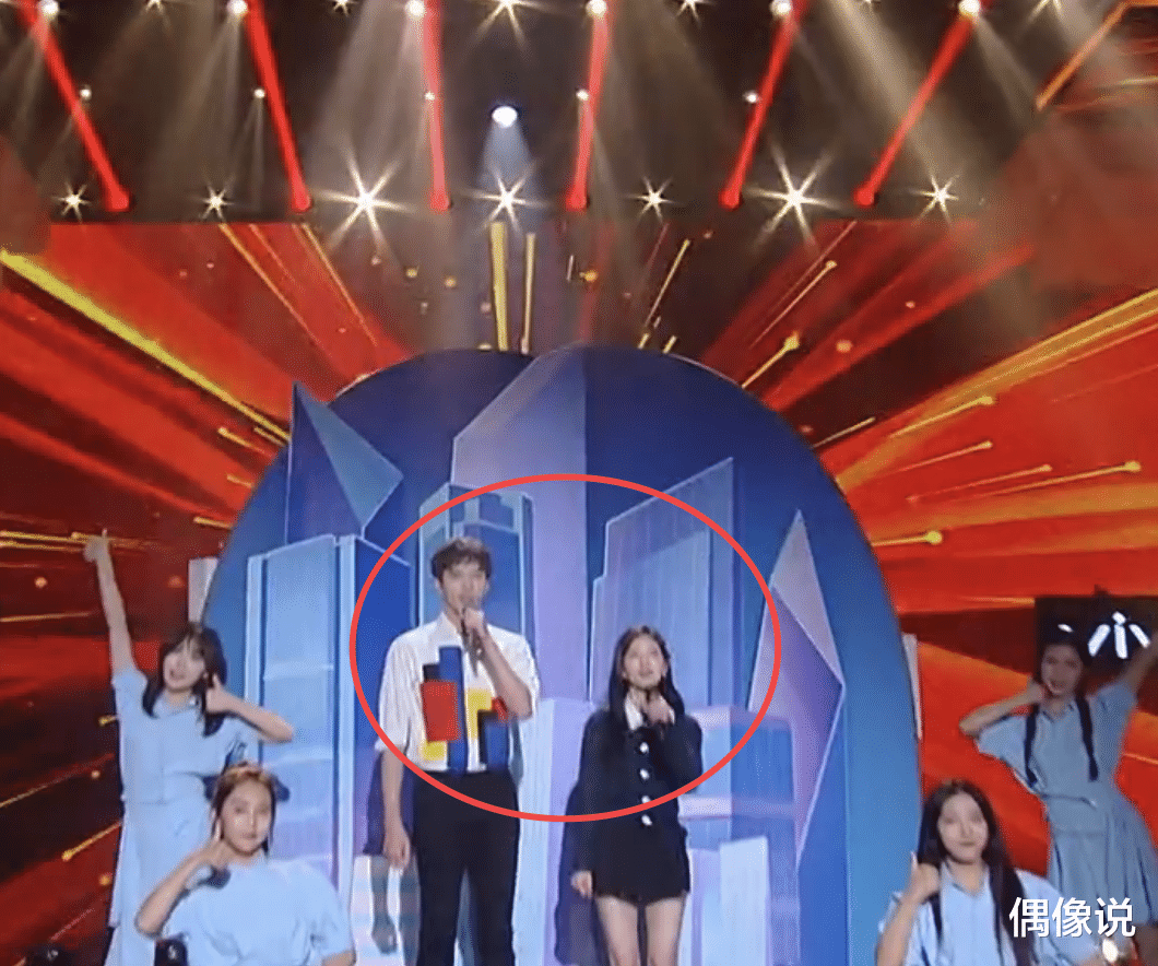 赵露思|赵露思和徐开骋亮相《快乐大本营》，两人同台合唱，赵露思好娇小