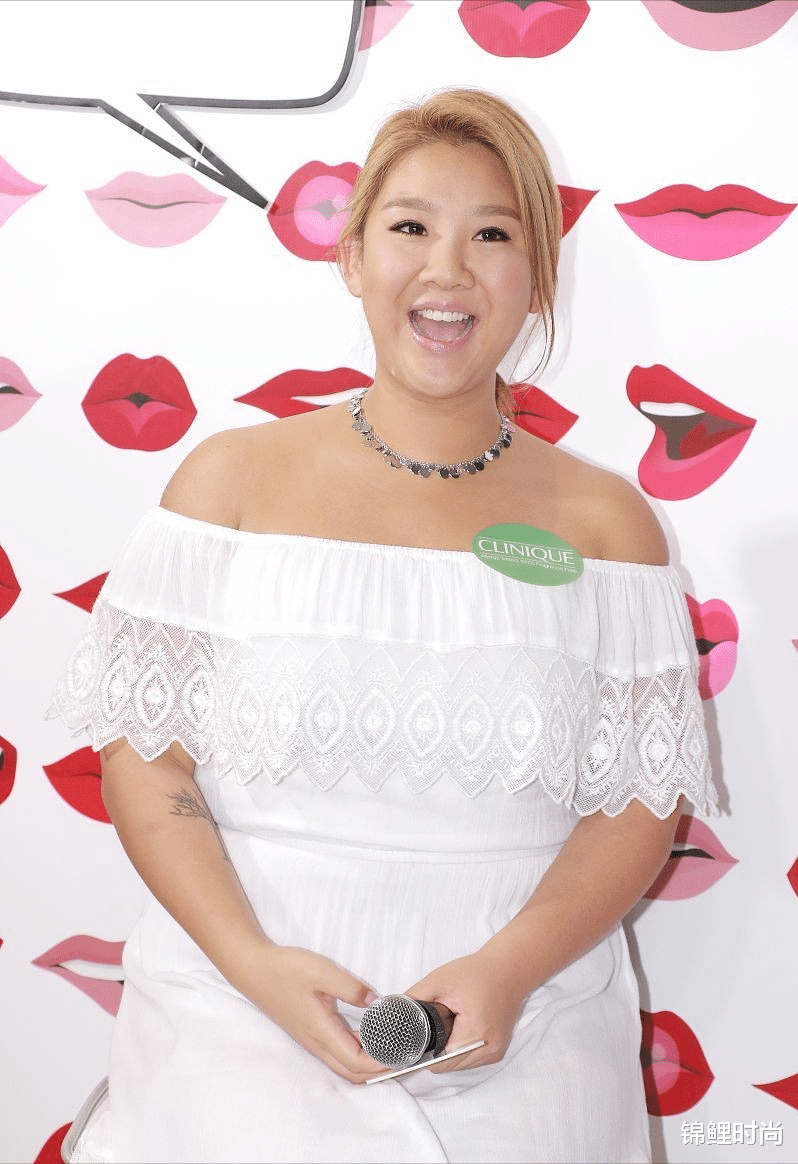 锦鲤时尚|郑欣宜美得自信又自然，穿露肩裙一点不遮掩，气质却显得很高级