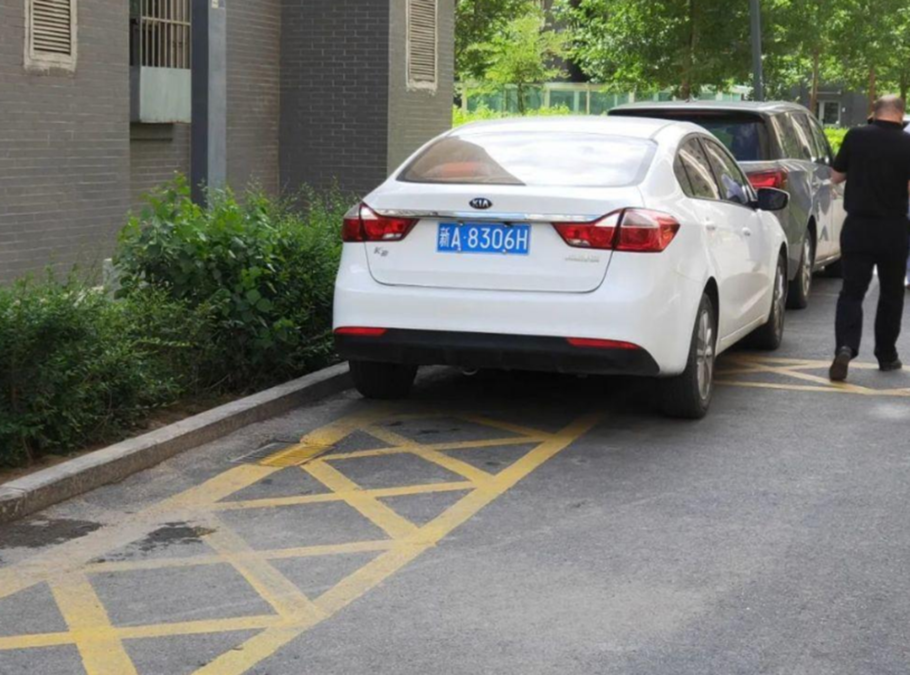 宝马|20万车位被宝马霸占，车位主人不怒反笑，直接送上一副“挽联”