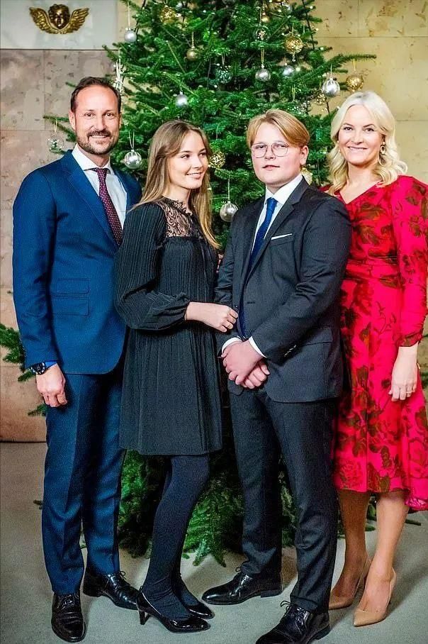 五维星体 大雪纷飞拦不住当众亲吻腻歪，这位王妃结婚20年仍被宠上天