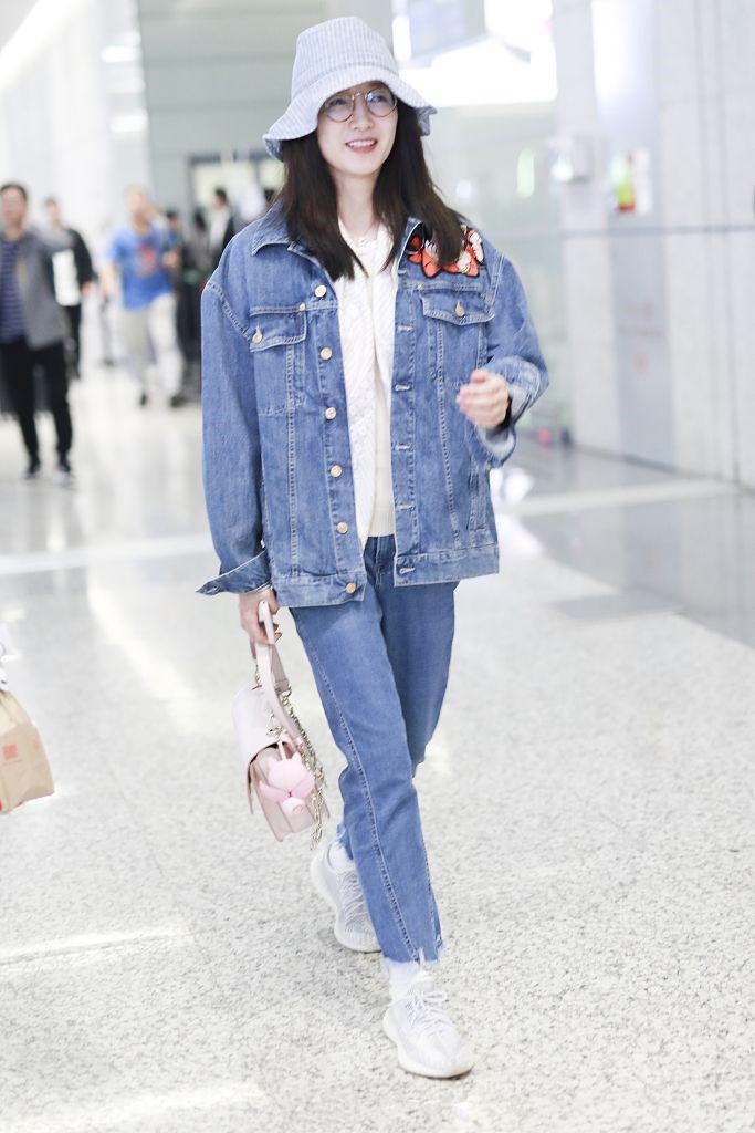 八只爪的猫|江疏影用牛仔裤打造酷帅风，裤腿还“缺一块”，走机场真新潮