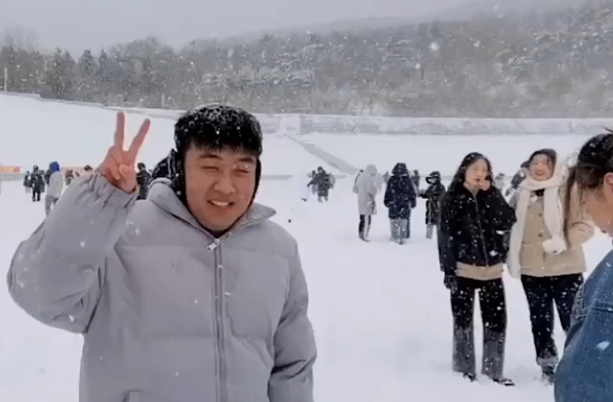 辽宁一男生打雪仗1人撂倒5名女同学,还开心比耶,网友:活该单身