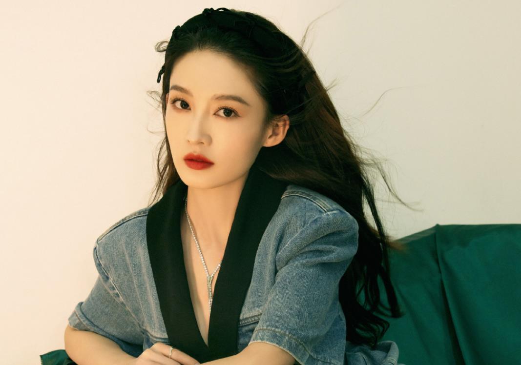李沁 李沁深夜去做美容护理，结束后跟友人约火锅尽显惬意！