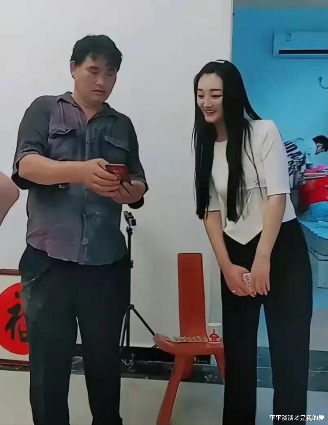 李湘|陈亚男最新直播带货人气爆棚，在线人数十万加，满脸开心笑不停！