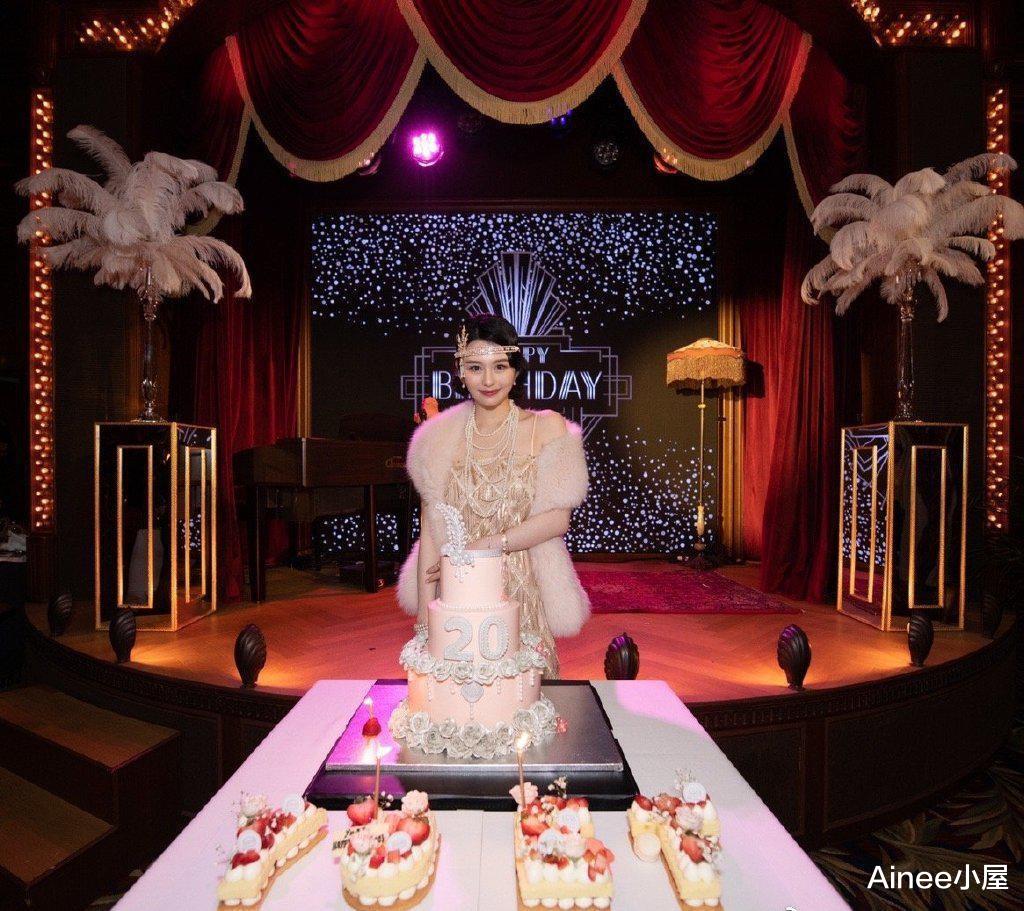 Ainee小屋|沈月能与妈妈邱淑贞媲美，同穿裙装配珍珠项链，一个高贵一个俏皮