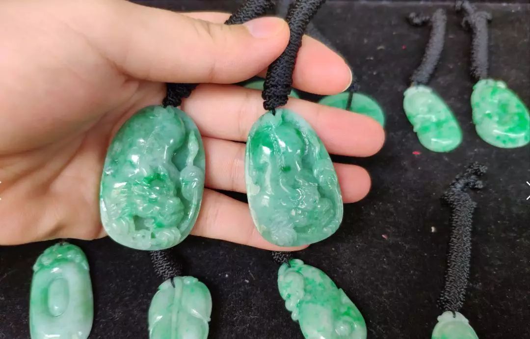 翡翠|买下一块极具诱惑力的翡翠原石，却被它的表象迷惑，以失望告终！