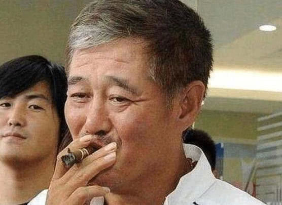黄渤|身价过亿的明星吸什么烟？赵本山的最贵，冯小刚的亮眼，最服黄渤