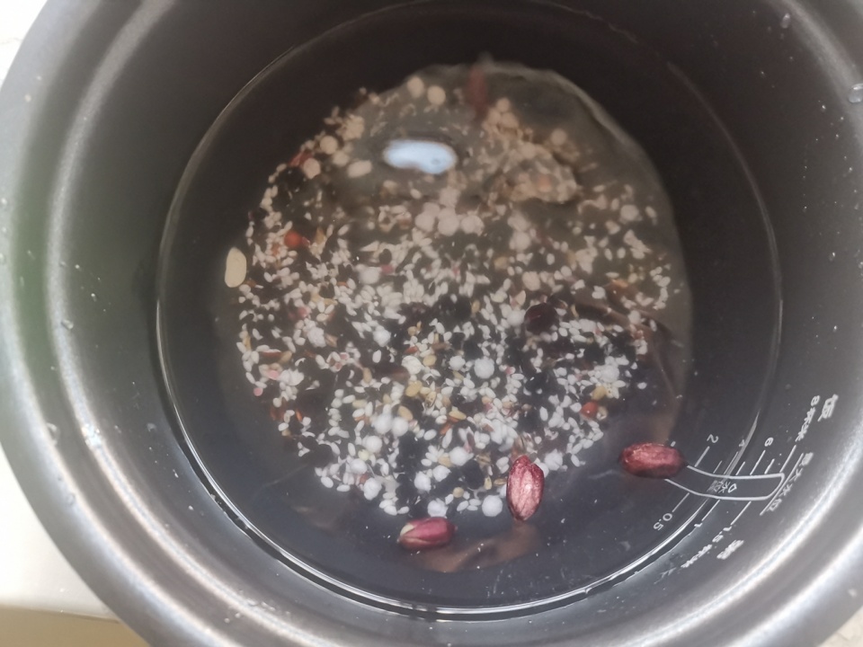 苹果|80多岁的奶奶常吃这粥，补血益气又排毒，每天一碗头发黑精神好