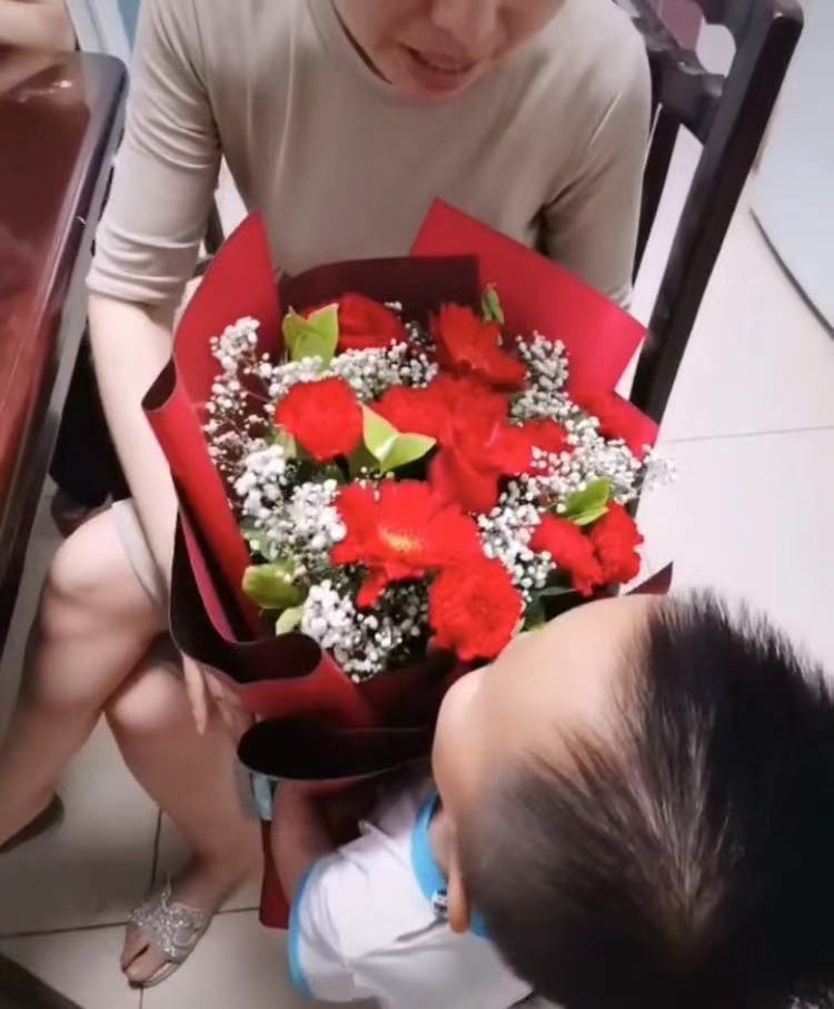 母亲节|郭威儿女在母亲节向田静送花,简陋房子里充满温馨,网友幽默提问