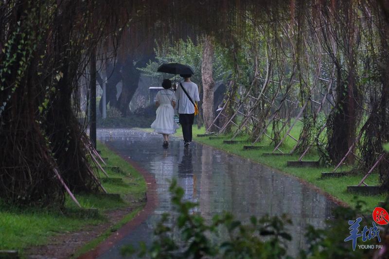 羊城派 ?立夏·街拍丨明亮如夏的笑容，是奖给广州的“小红花”