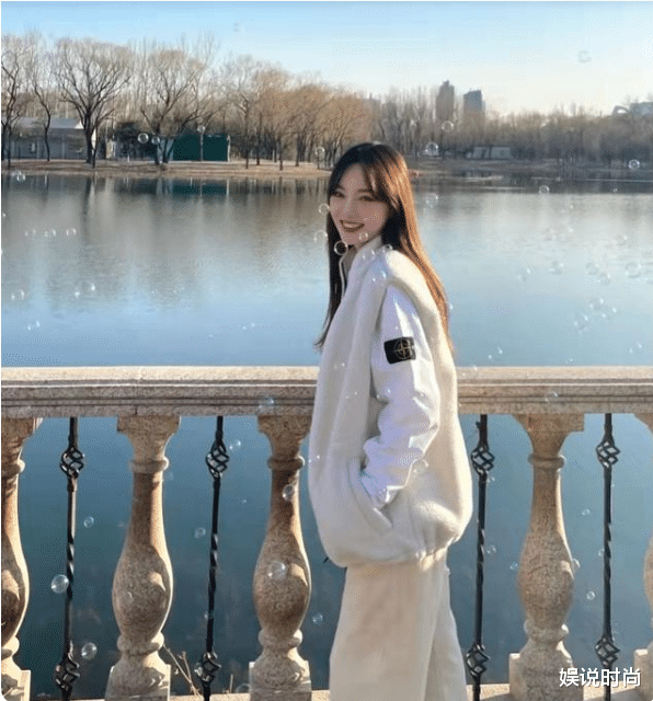 娱说时尚 李小璐真会穿,羽绒服搭配牛仔短裤,时尚感满满