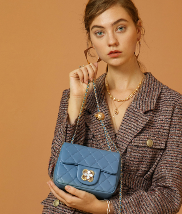 24格时尚圈|卡思乐金珠菱格包包，展现你的优雅气质