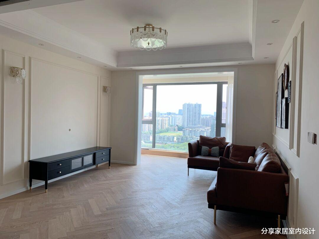 |三居室新房终于完工，全屋铺鱼骨纹木地板，陆续布置家具很满意！