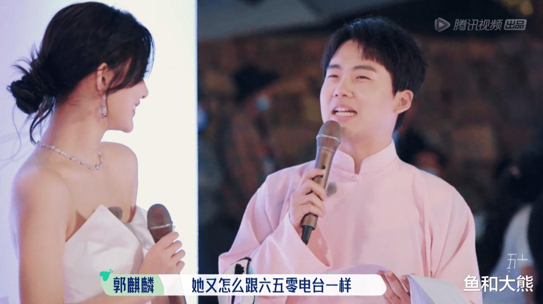 郭麒麟|《桃花坞》时尚秀被围观，15位明星仅一人与老乡握手，教养没法装