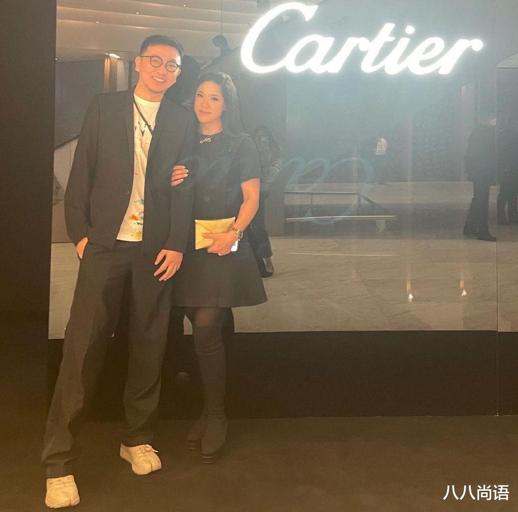 何超莲|名媛冯咏仪出席活动，一袭黑色长裙气质优雅，何超莲窦骁也在现场