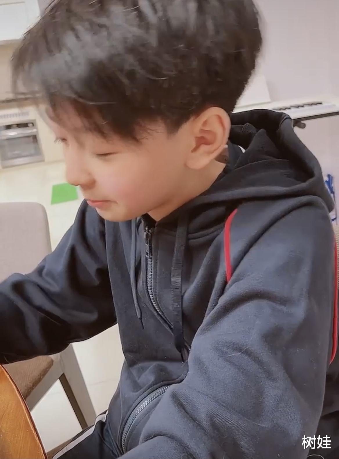 张柏芝|张柏芝直播次子带货，11岁谢振南羞涩可爱，全程英文对话中文蹩脚