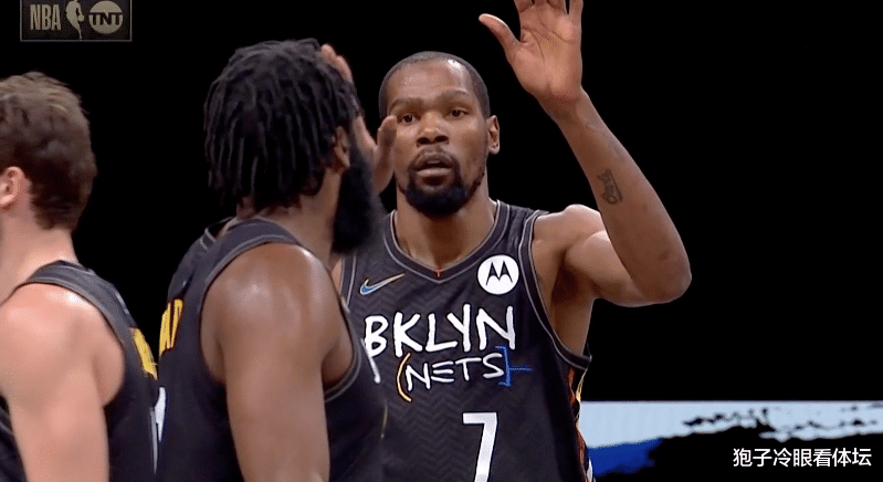 詹姆斯·哈登|打不動啊！萊昂納德強(qiáng)打哈登如撞墻 連頂兩次表情痛苦 大胡子一臉輕松太享受