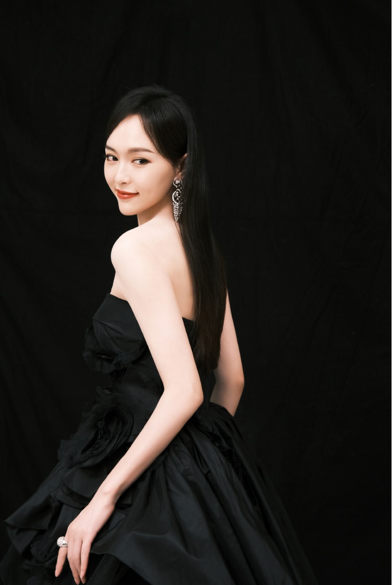 吴宣仪|唐嫣开叉长裙装冷艳性感，渐变色礼服温婉优雅，令人怦然心动