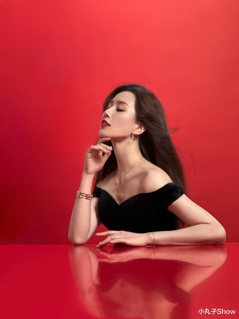 刘诗诗|当妈后气质更好！刘诗诗黑色礼服裙气质高雅，直角肩美得不真实