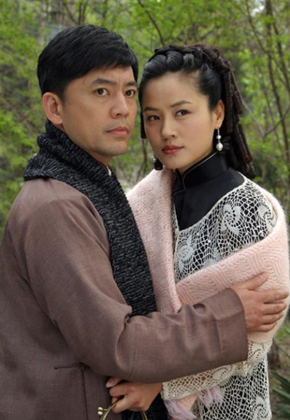 亮剑|国家一级演员何政军，隐藏28年的妻子是她，难怪一直零绯闻