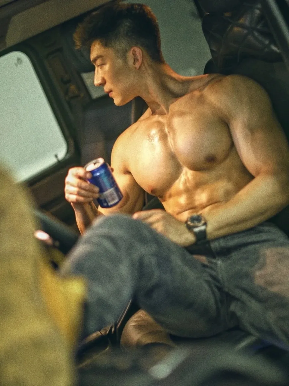 松山芭蕾舞团|酷似林更新的185肌肉私教被抓拍，没想到他的沙滩照更好看