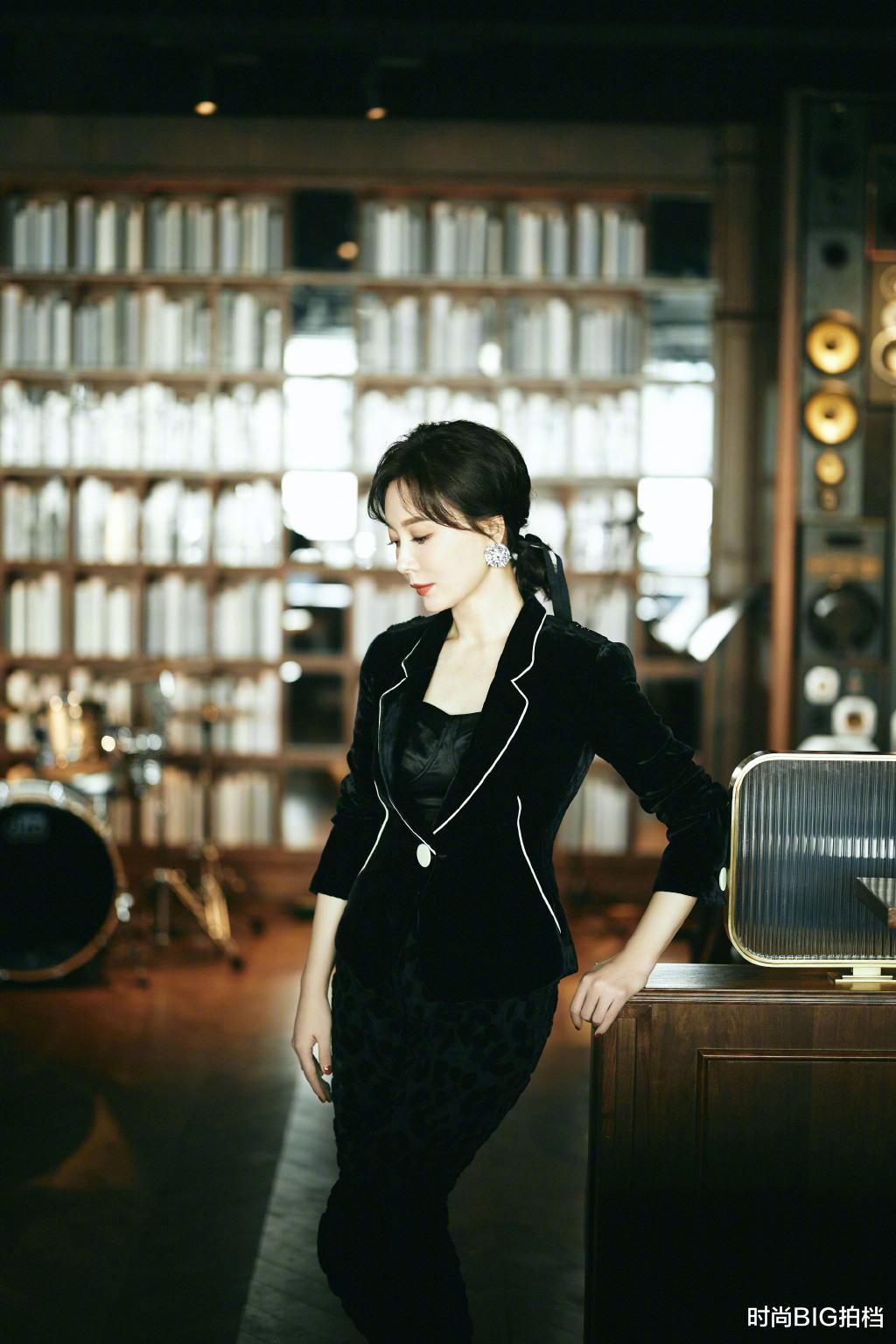 女人味|43岁陈数太有女人味，扎马尾配“红裙”惊艳又温柔，奔五更洋气！