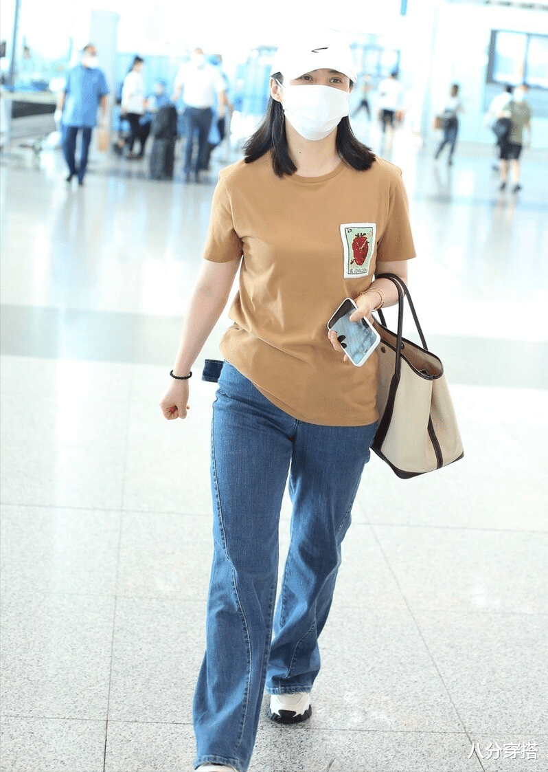 八分穿搭|蒋勤勤真没明星架子，棕色T恤配牛仔裤简约休闲，和普通人没差别