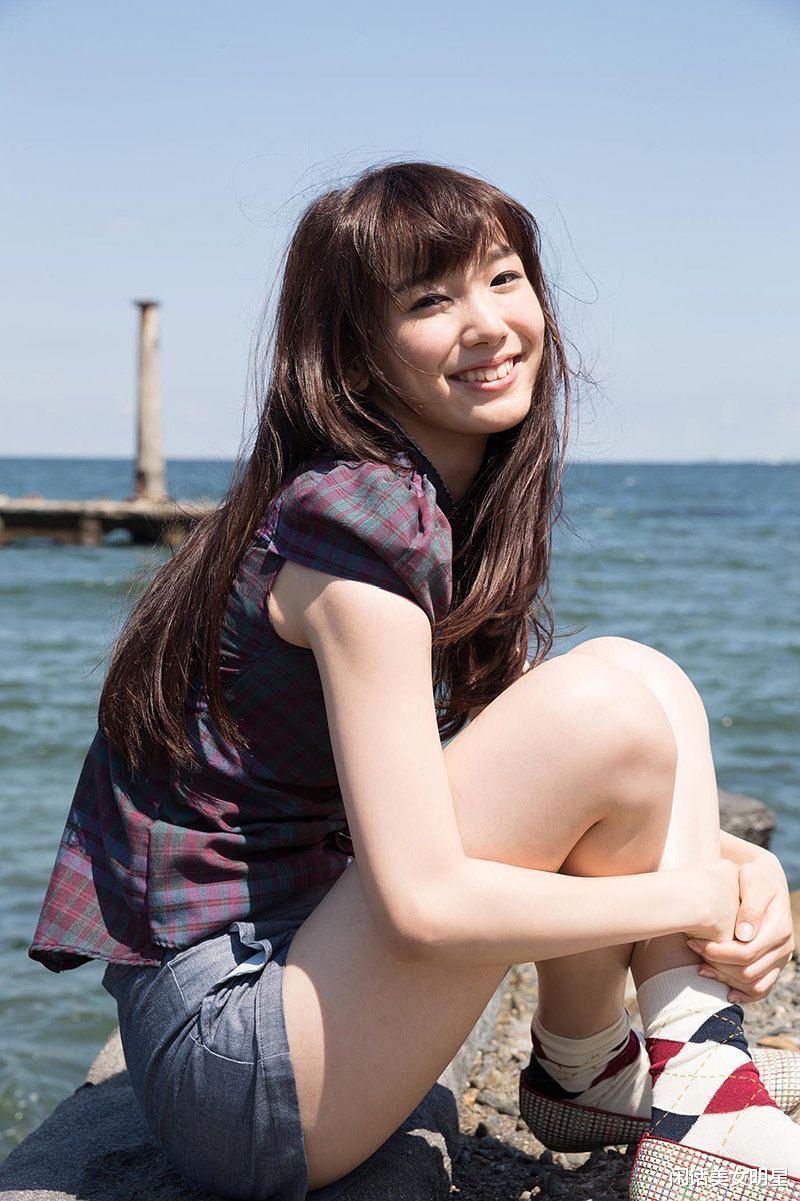 新垣结衣|23岁饭丰万理江，清纯甜美身材饱满，新垣结衣第二？