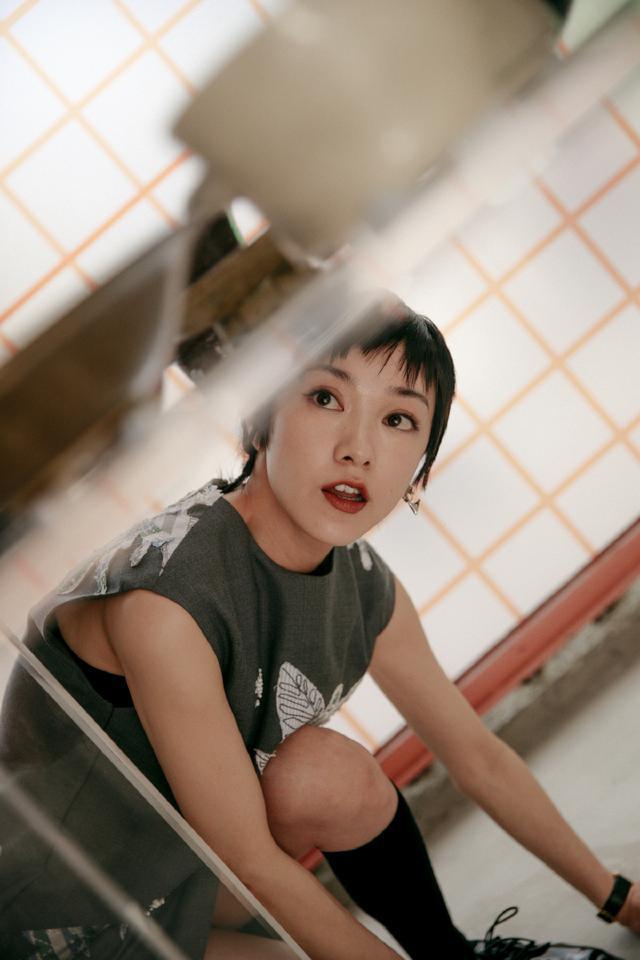 穿衣搭配|真服了郭采洁，穿松垮垮的背心裙就出镜，配狗啃式短发还挺好看