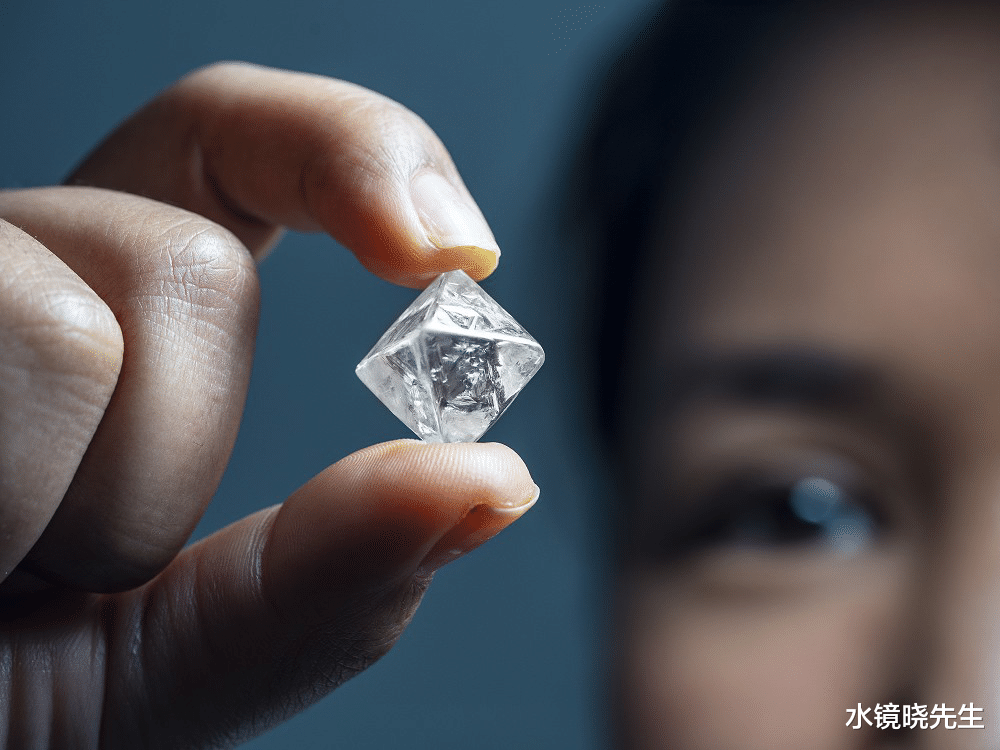 钻石 果然硬核！全球最硬的玻璃，中国科学家研发，连钻石都能轻松划伤