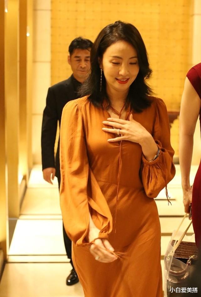 小白爱美搭|陶虹被长裙“碰瓷”，棕色长裙紧贴身，暴露出小肚子，气质大减