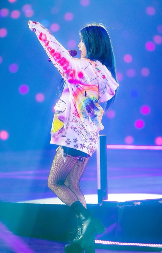 毛衣|IU是个甜妹无疑了，蓝绿毛衣清新活力，扎高马尾很有初恋感