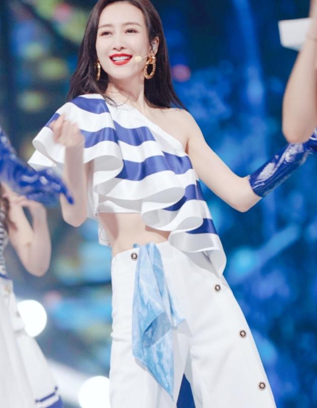 关晓彤|38岁王鸥瘦上瘾了？穿短装搭阔腿裤比例绝了，身材比杨幂还出众