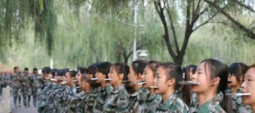 舜网 “最抓狂”的5张图,桥上的看风景,桥下的人在看你,谁在楼上?