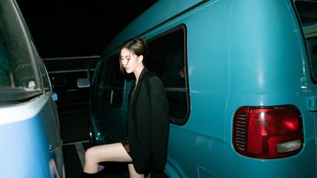 旗袍公馆 宋妍霏不愧是穿搭教科书，穿西装内搭吊带裙，时髦飒爽还显腿长