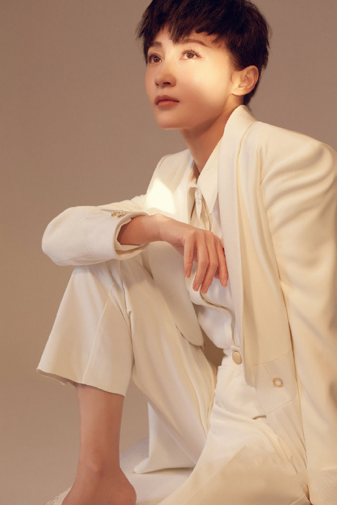 燃脂|姚笛模仿马伊琍剪短发，配西装气场明显不够，却穿出了另一种时髦