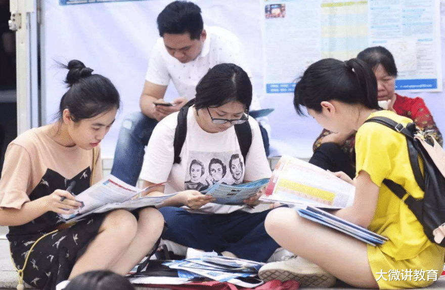 大学|“人满为患”的3大专业,看似光鲜实则人才已饱和,选错悔不当初