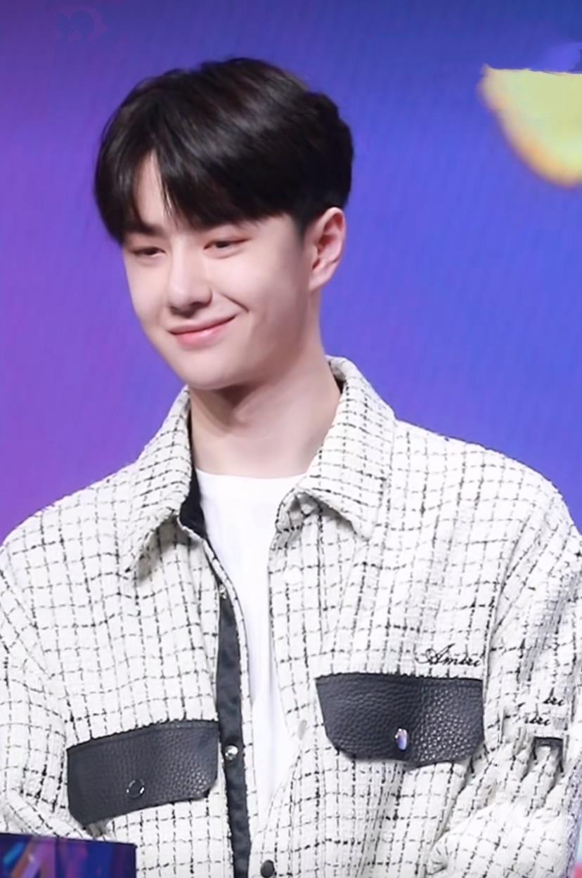 王一博|王一博空降直播间被喊“二郎”！新发型像瓜娃子，近照眼睛却小了