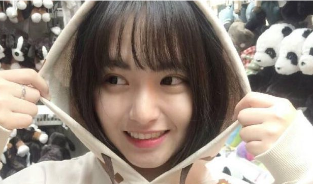 女孩|曾红极一时的“剪刀手女孩”，富豪许诺等她10年，如今过得如何了？