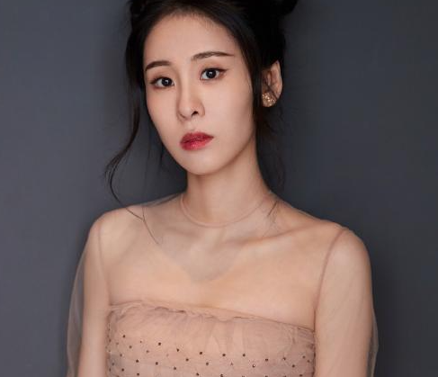 华晨宇|说到张碧晨能跟华晨宇生孩子！看她穿起抹胸裙，好身材完胜柳岩