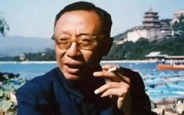 溥仪|溥仪重游故宫，途中遇到一位白发老人，愣了几秒后脸色大变