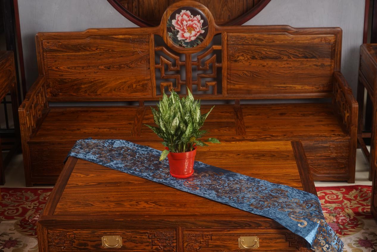 红木家具:配合装修风格,具体还要看购买的家具颜色