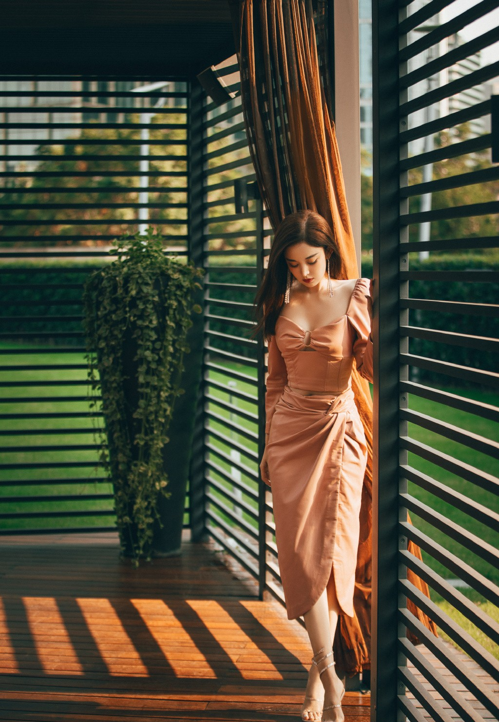 古力娜扎|古力娜扎一袭樱花粉皮裙造型，魅力十足