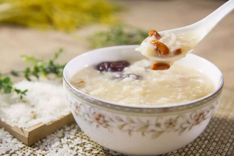 失眠|喝粥真的能养胃吗?医生建议:平时多吃“一菇一瓜”或许对胃更好