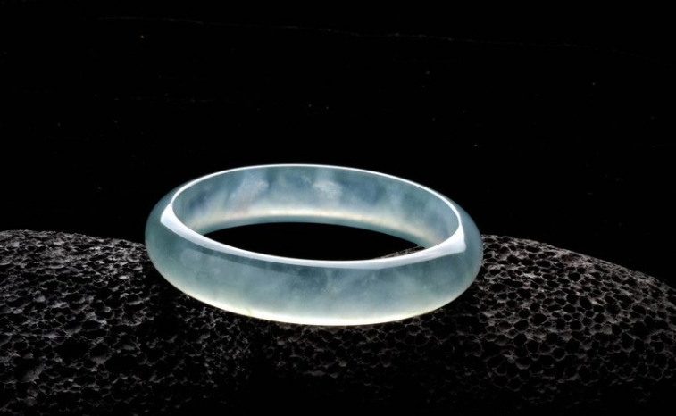 依沐翡翠 新人买翡翠时,要注意商家这几个“小把戏”,否则容易被骗